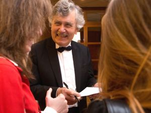 Random conversations and autographs after the concert. Photo by Andrzej Solnica.
